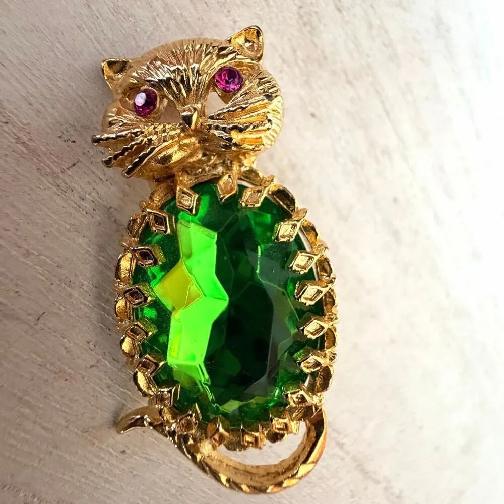 Vintage Gold Tone Cat Brooch Pin with Large Emerald Green Glass Body & Pink Rhin